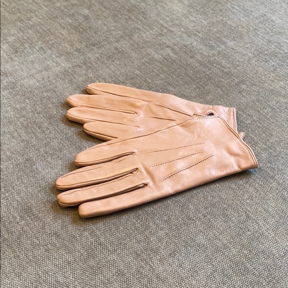 Faux leather dusty rose color wrist length gloves